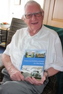 Dick Barten met zijn 8e boek