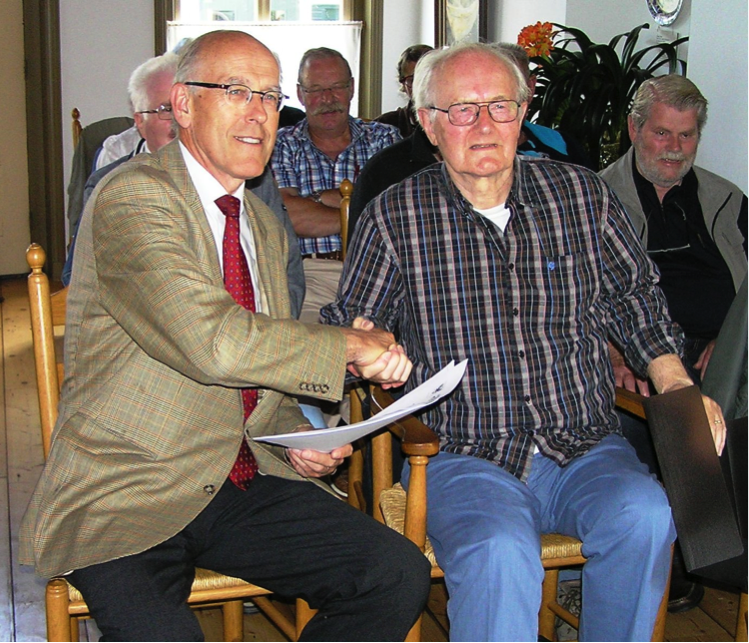 Overhandiging handtekeningenlijst voor het behoud van het gemaal ‘Kerk- en Dergmeer’.
