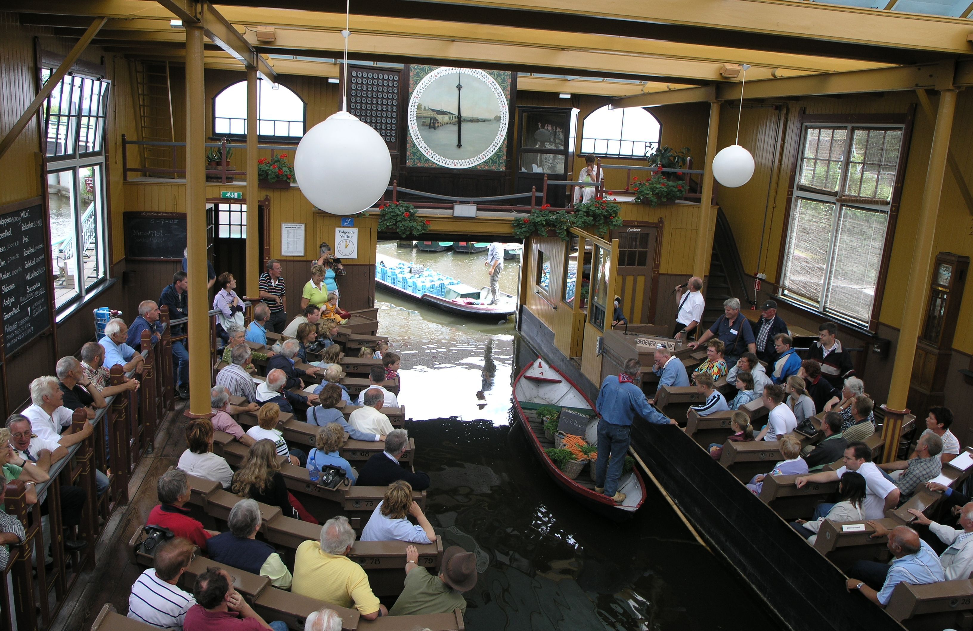 Authentieke doorvaarveiling in Museum BroekerVeiling