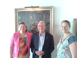 Henk Smits en Marieke Neesen-Barten dragen de drie schilderijen over aan Tanja Ursem van L. Verleden