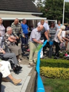 Het doorknippen van het lint door dhr Brammer