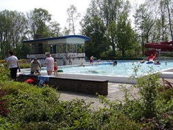 Lichtjesavond en kinderdisco in zwembad de Bever