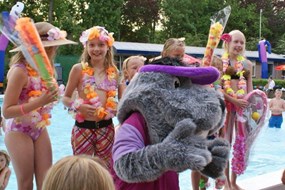 Eindfeest en hondenzwemmen in zwembad de Bever