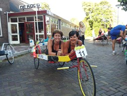 Esme Kraaij en Judith Ridder deden mee aan de beddenrace om geld in te zamelen voor St. Rett