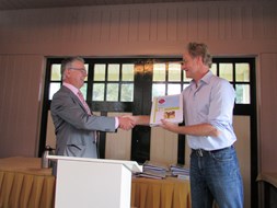 Overhandiging van de map met Leerlijn Erfgoed Langedijk aan wethouder Fintelman