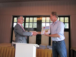 Overhandiging van de map met Leerlijn Erfgoed Langedijk aan wethouder Fintelman