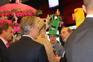 Koningin Máxima praat met diverse organisaties