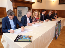 Ondertekening contract woningbouw Vroonermeer-Noord (foto Jan Jong)