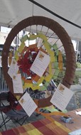 Op de nazomerfeesten ving de Tafel van Vier met een dromenvanger dromen en ideeën van voorbijgangers