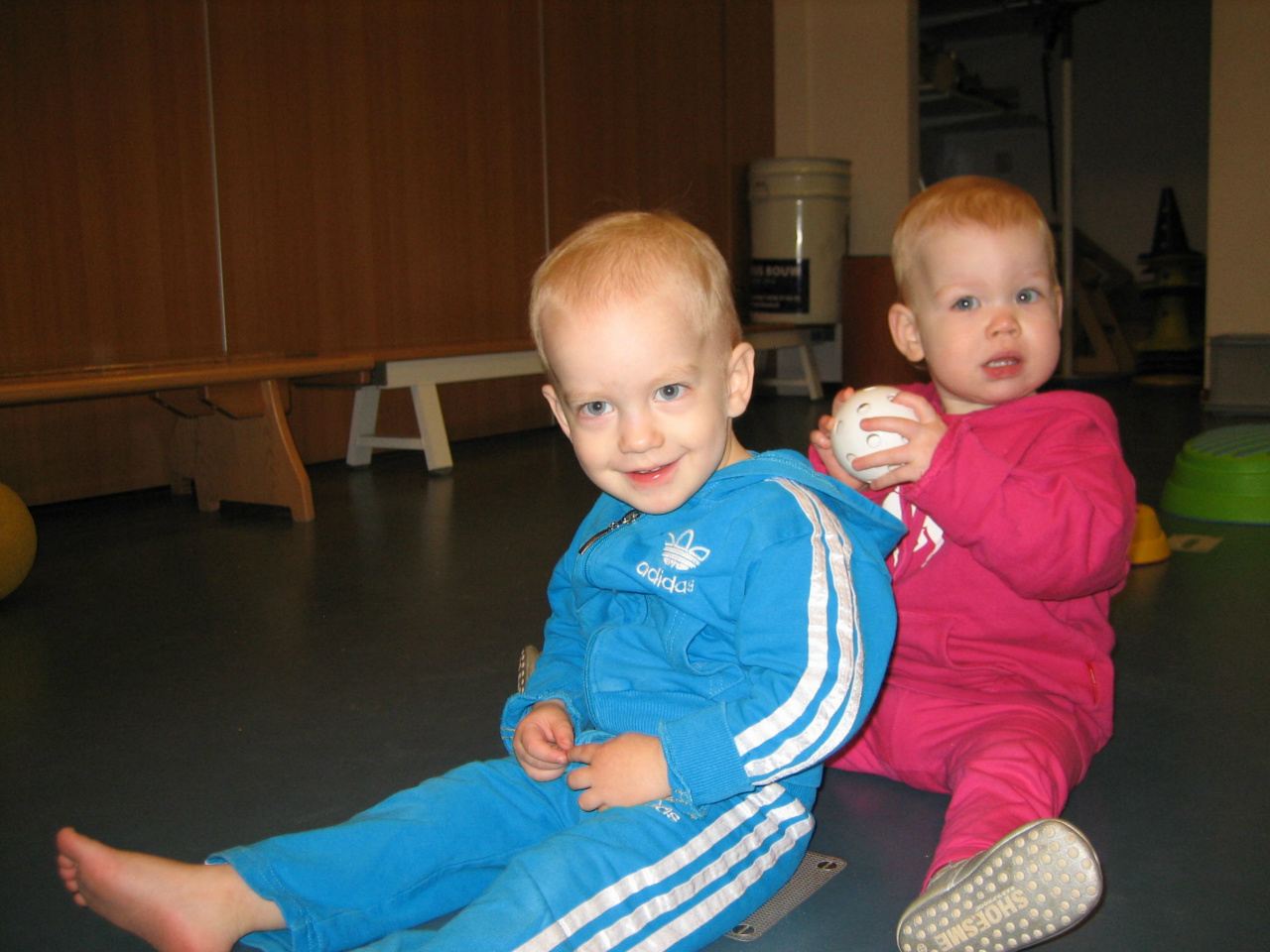 Peuters/kleuters gymmen en dansen in sporthal Geestmerambacht
