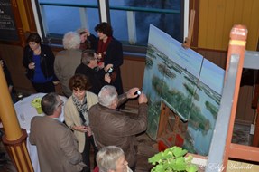 Adoptanten veilingbankjes op een schilderij (foto Eddy Hooiveld)