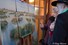 Sietze Wiersma en zijn schilderij (foto Eddy Hooiveld)