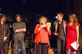 Marieke vertelt over het cadeautje; de cd Harmoniepark van La Luna