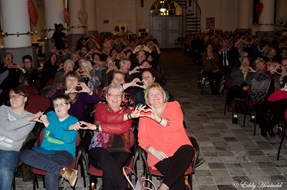 Iedereen moest een hartje vormen in de kerk vanwege Valentijnsdag