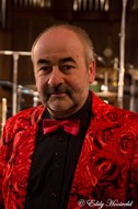 Presentator Ron Wolters met een speciaal Valentijnsjasje