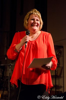 Marieke houdt een toespraak over haar man Martin Neesen om hem te herdenken