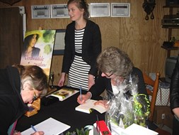 Afra signeert haar nieuwste roman Verdwaald Zwaluw (foto Maartje Barten)