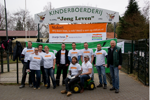 NL Doet bij Kinderboerderij Jong Leven, met medewerking van Univé HAL