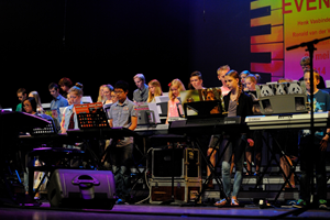 Vijftig keyboards op een podium tijdens jaarlijks keyboardevenement