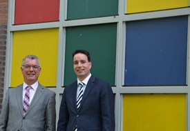 Wethouders Bert Fintelman en Jasper Nieuwenhuizen voor het jeugdhuis in St. Pancras