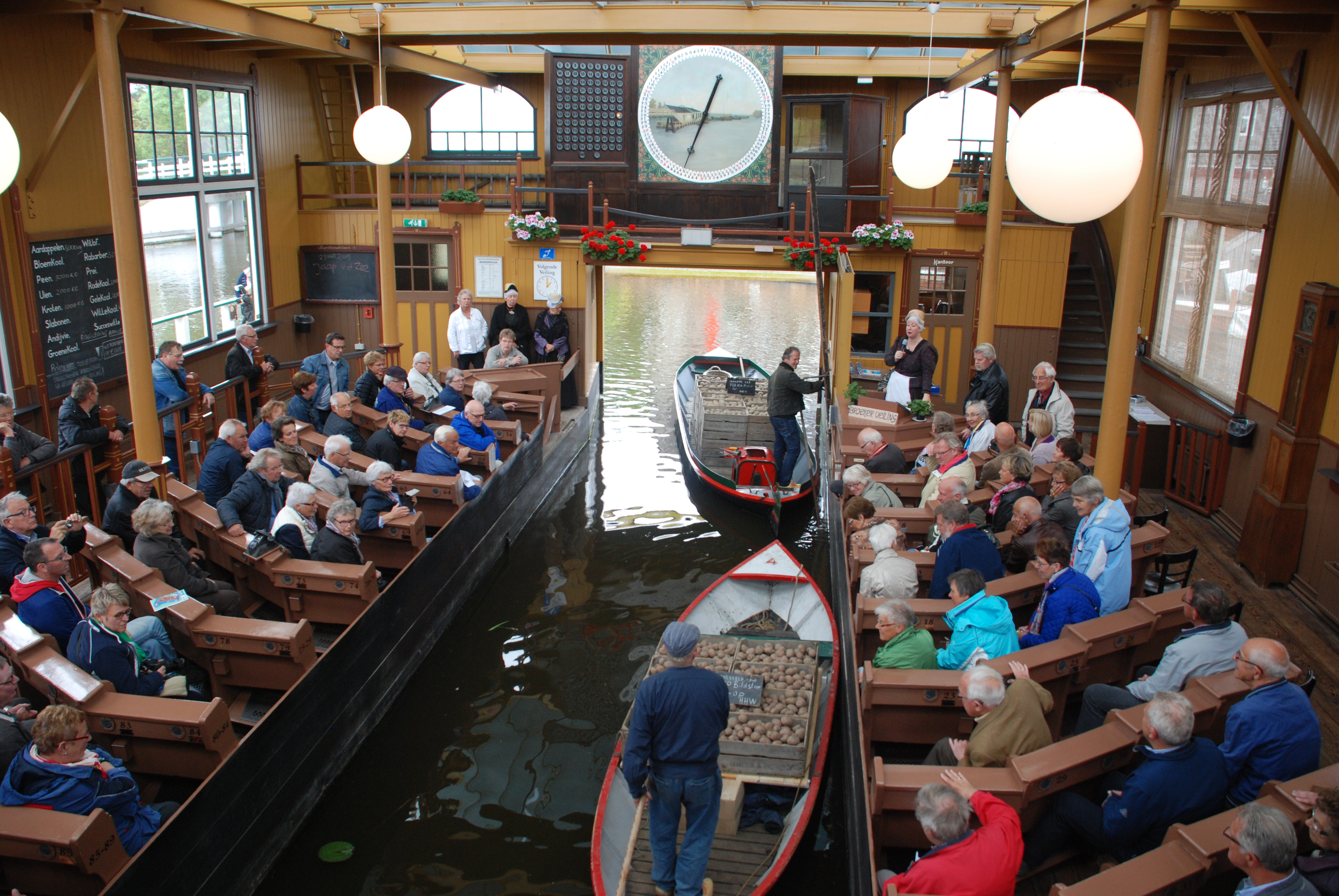 Authentieke doorvaarveiling in Museum BroekerVeiling
