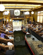 Doorvaarveiling in Museum BroekerVeiling 
