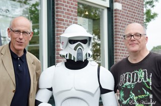 Burgemeester Cornelisse en Egbert Barten met een stormtrooper