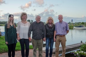 De vijf Langedijker schrijvers die meedoen aan Verhalen Halen op 27 sep. a.s. (foto Eddy Hooiveld)