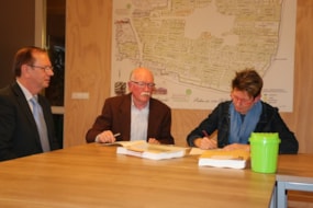 Vlnr Wethouder Beers, Jan Stam (Veldzorg) en Riena Tienkamp (SBB)