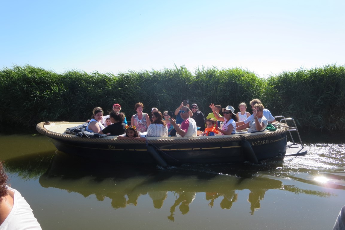 Taalklanten Bibliotheek krijgen les in historie van Langedijk tijdens vaartocht Het Behouden Huis
