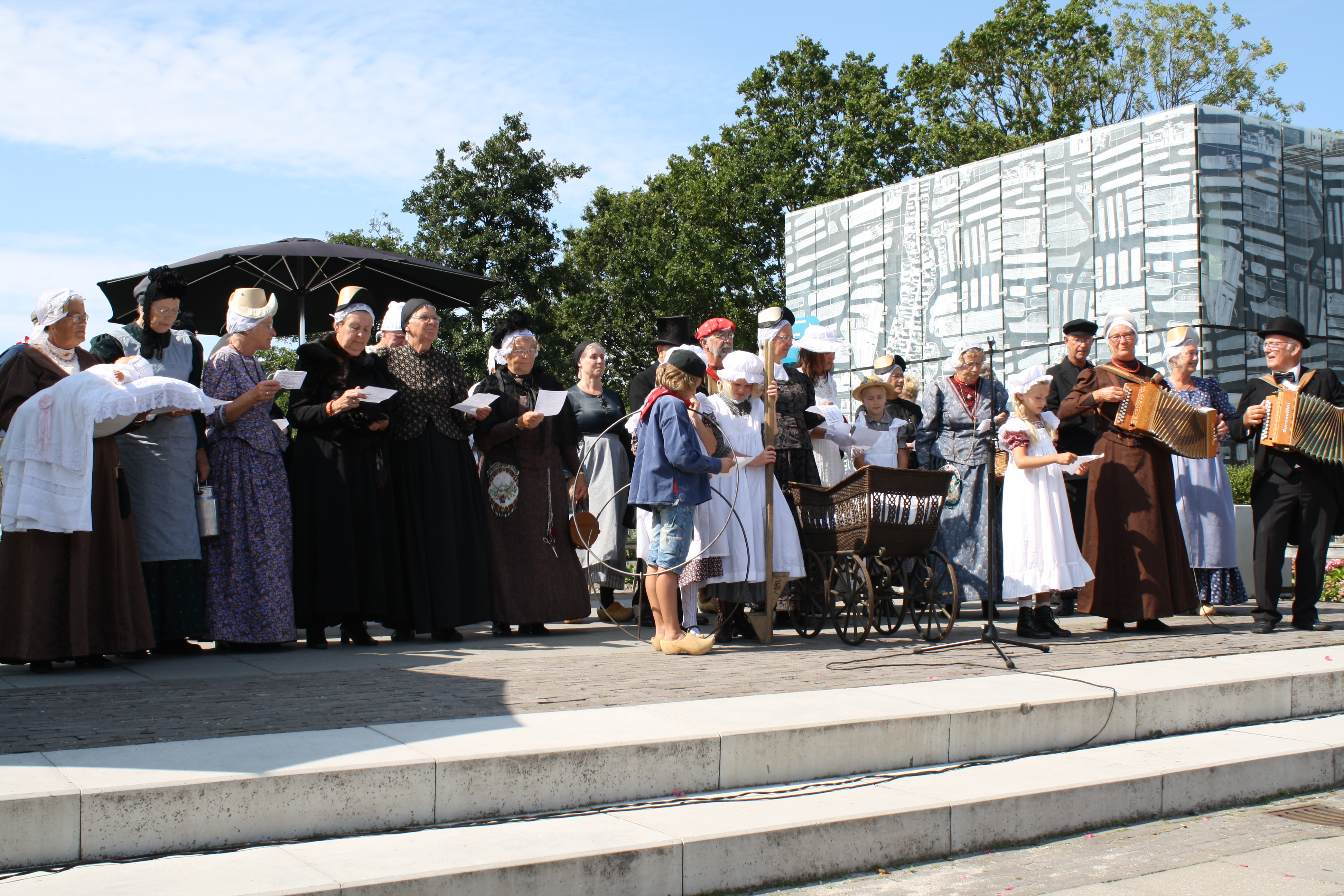 Historische modeshow in Museum BroekerVeiling