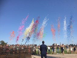 Met confetti vieren kopers van woningen in De Nieuwe Veiling het schroeven van de eerste palen