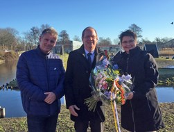 Wethouders Beers met Paul en Sylvia Vonk, kopers van kavel 4