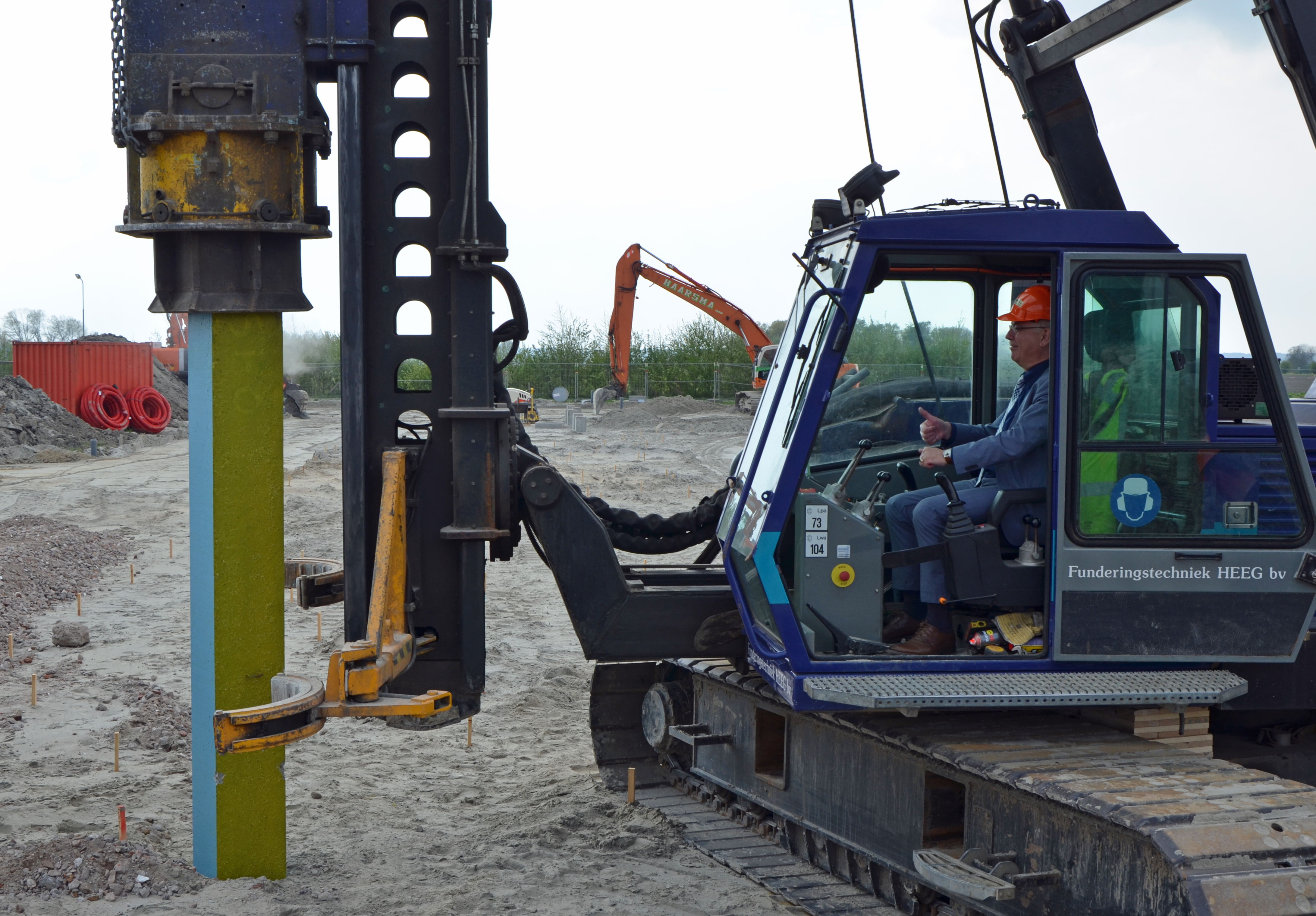 Wethouder Fintelman slaat symbolische eerste paal milieustraat