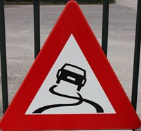 verkeersbord gladde weg