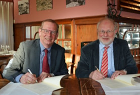 Wethouder Jan Piet Beers en hoogheemraad Rob Veenman zetten hun handtekening 