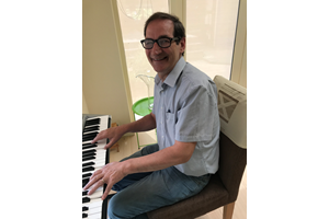 Interview met pianoleraar Hans Peerdeman over vijf jarig jubileum
