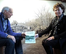 Secretaris Dick Zuiderbaan overhandigt de eerste Otterplaat aan burgemeester Kompier