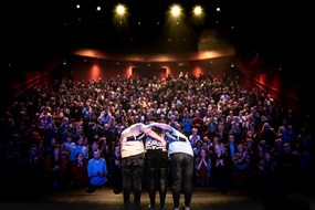 Cool zaal met publiek