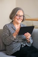 dame met tablet