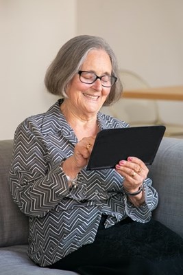 dame met tablet