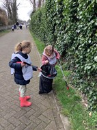 foto kinderen aan het opruimen 1