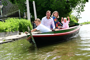 Lekker fluisterend varen door het Rijk der Duizend Eilanden. Huur een fluisterboot bij Museum BroekerVeiling!