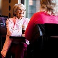 oma in gesprek