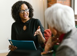 VOA en hulpvrager in gesprek